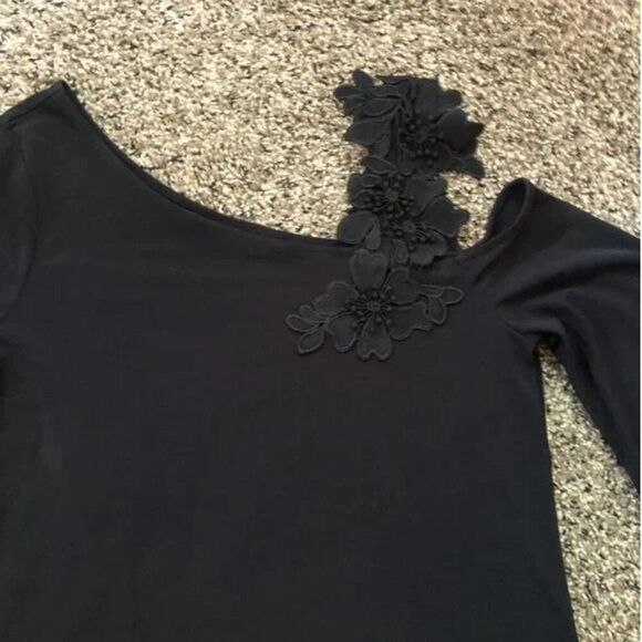 Colleen Lopez One-Shoulder Top with Applique Black - Picture 4 of 7